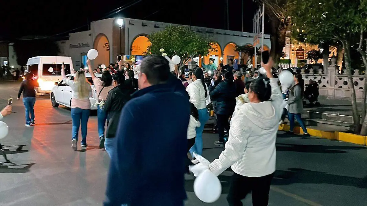 Habitantes de Tepetongo recibieron y despidieron con globos blancos el cortejo fúnebre